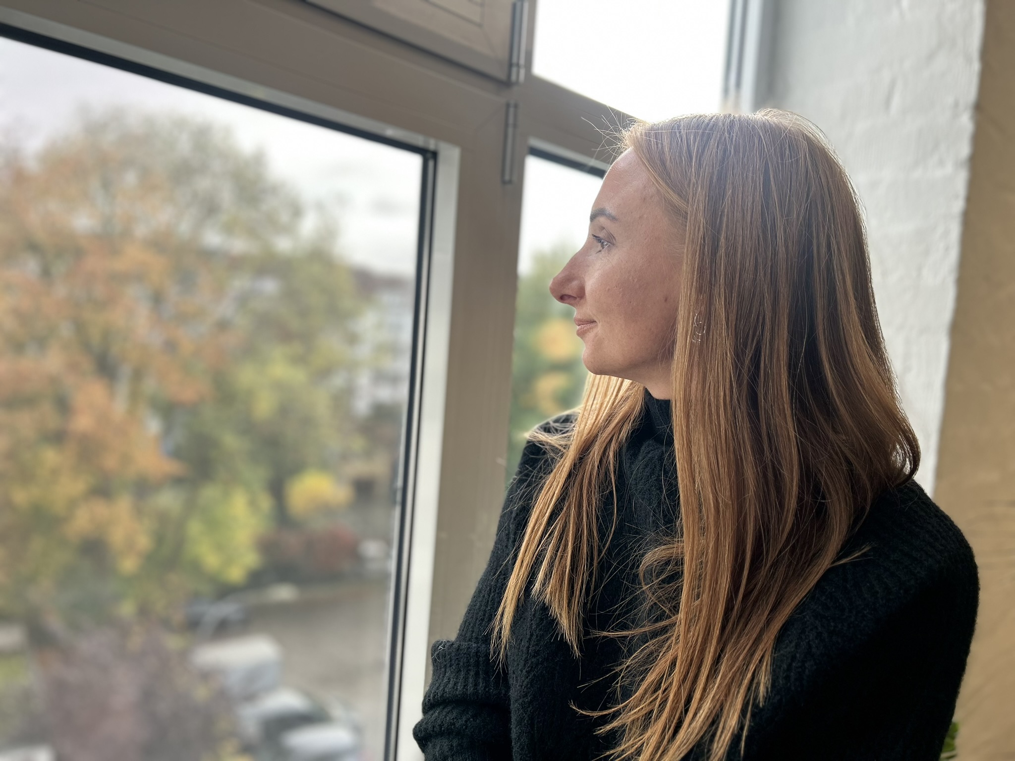 Frau Schaut Bedächtig Aus Dem Fenster