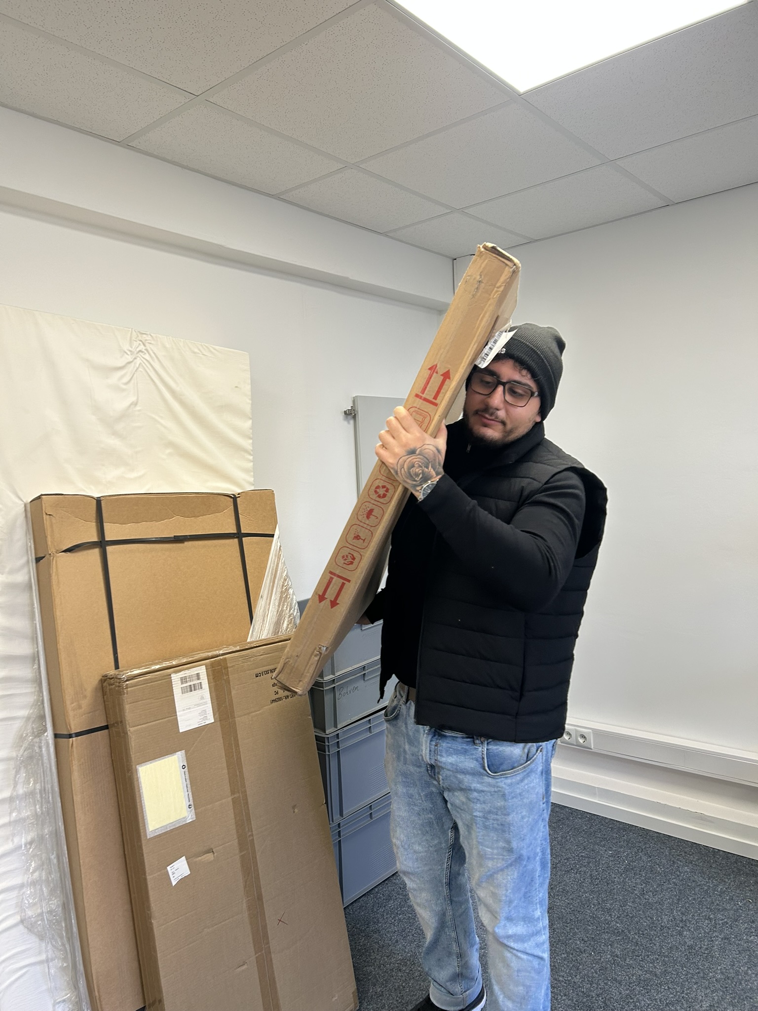 Mann Hilft Beim Umzug Mit Dem Tragen Von Kartons