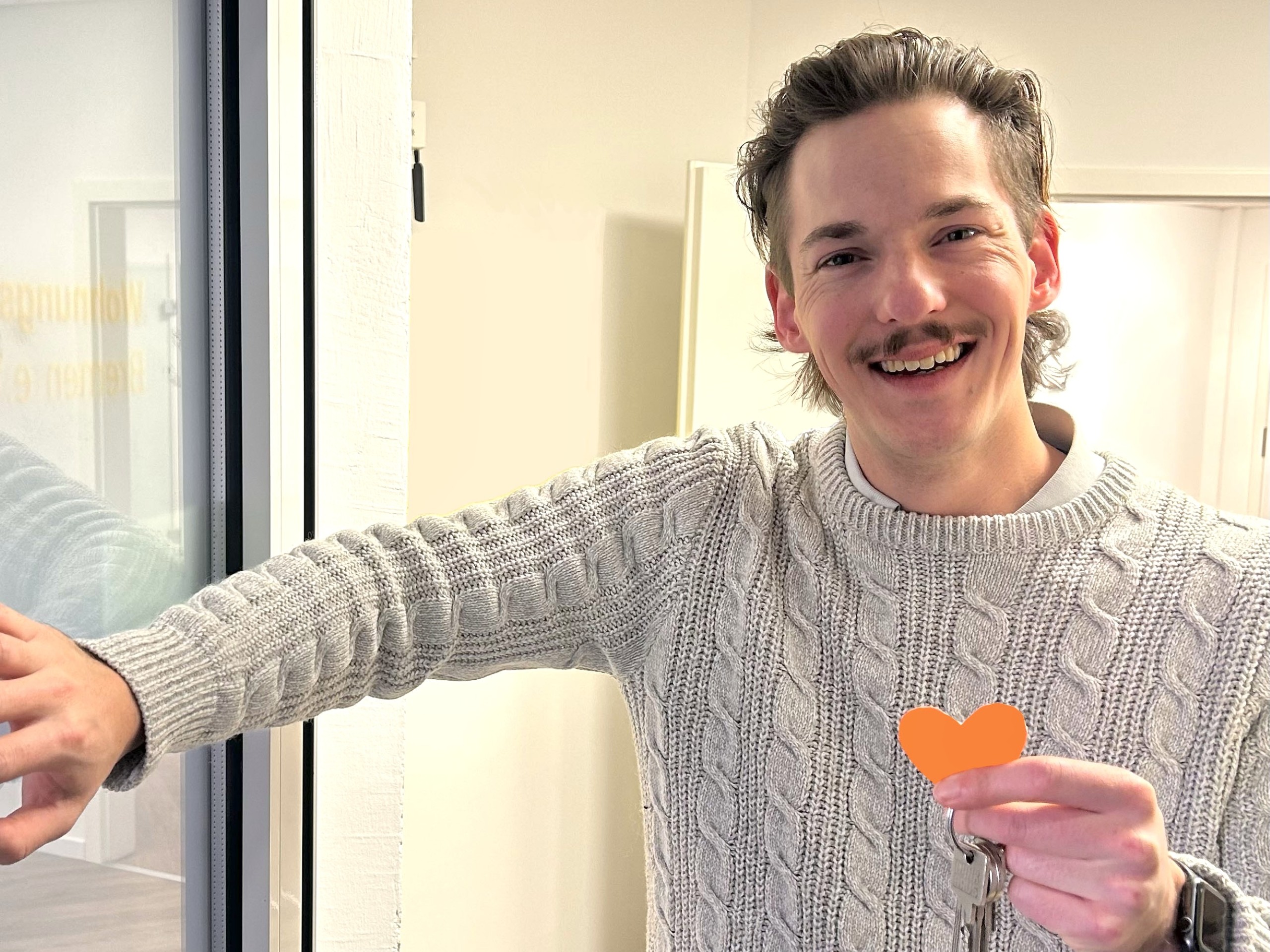 Mann Mit Schlüssel Begrüsst Uns An Der Tür